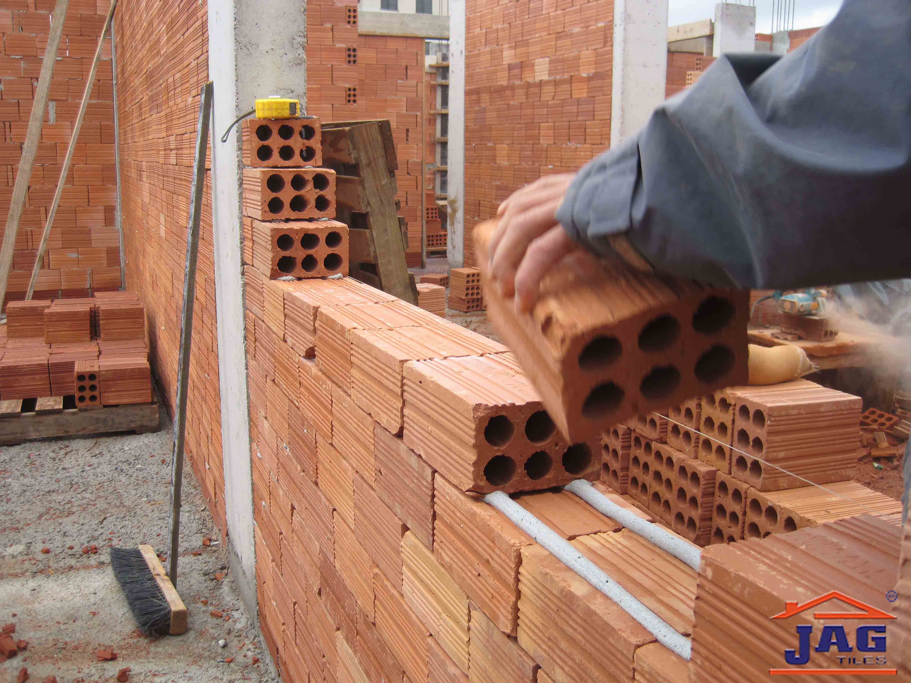 10 строительных материалов. Дом из керамического кирпича. Материалы для строительства. Современные строительные материалы. Керамические блоки для строительства.